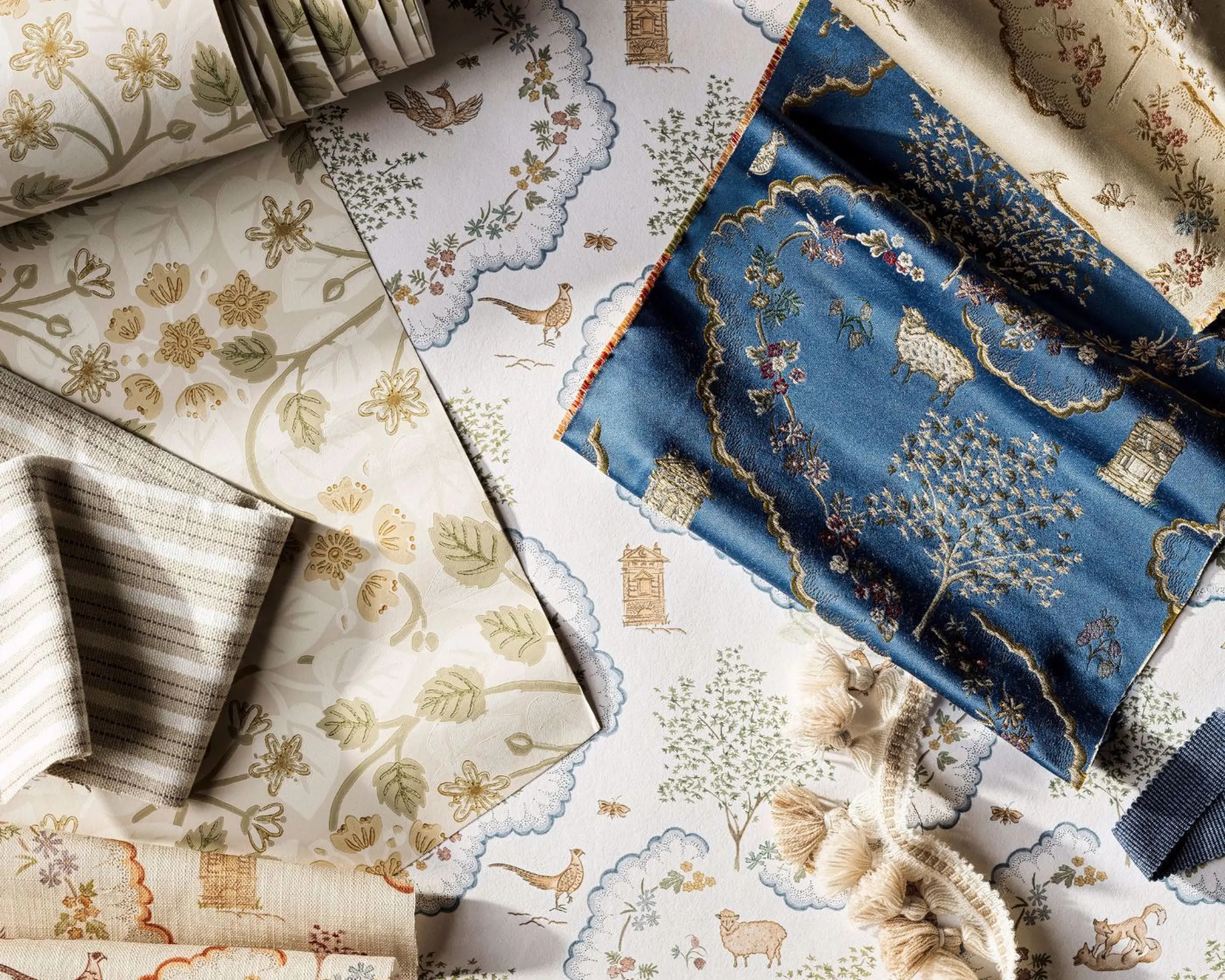 Elegáns angol design tapéta inda és virág mintával barna és zöld színben