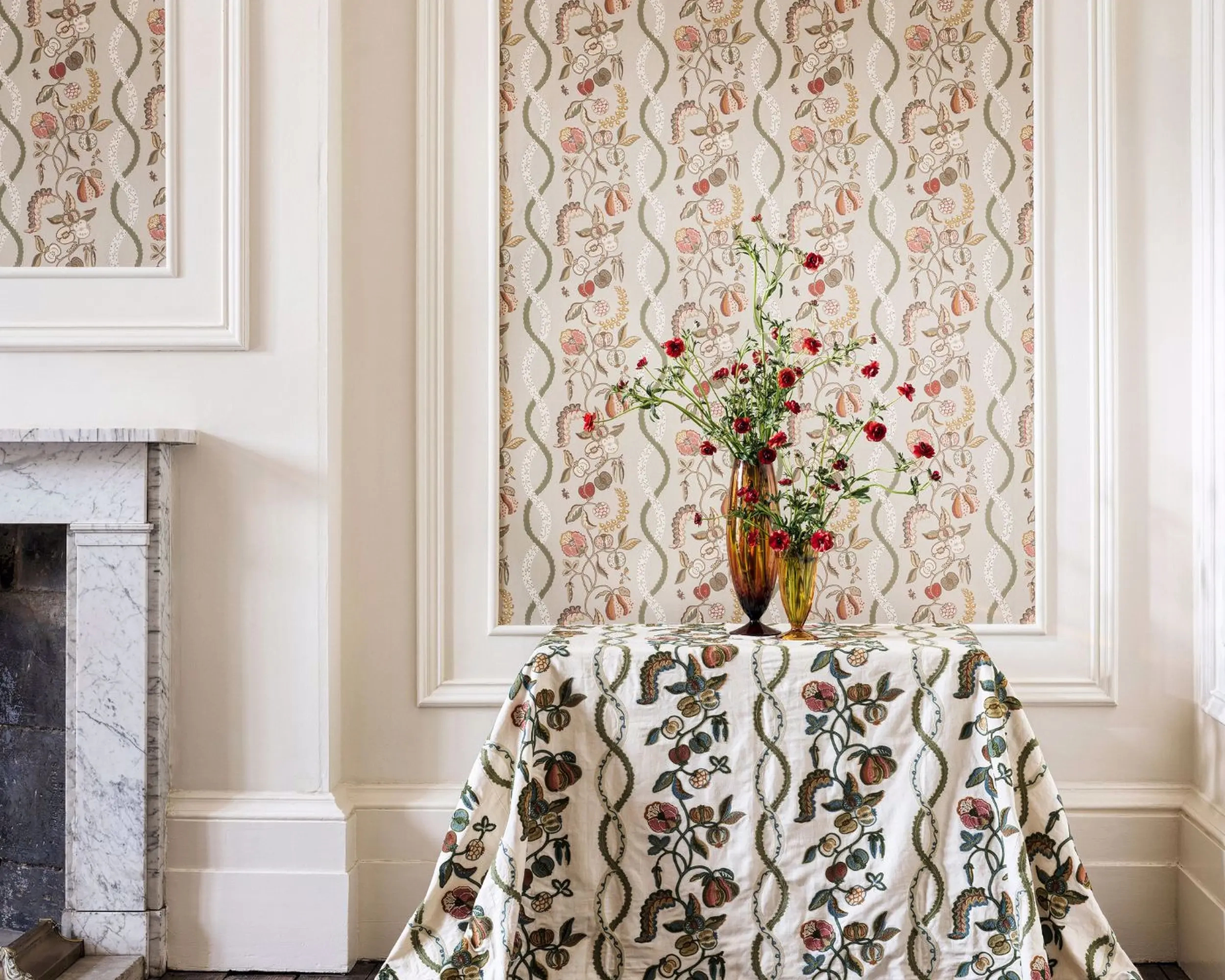 Elegáns angol design tapéta konyhakerti gyümölcsök mintával zöld és beige színben