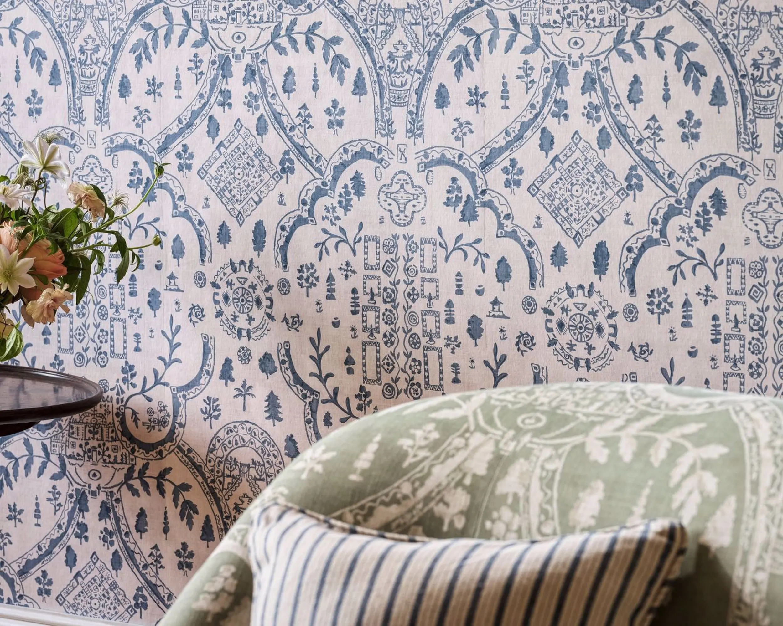 Elegáns angol design tapéta leveles mintával kék színben