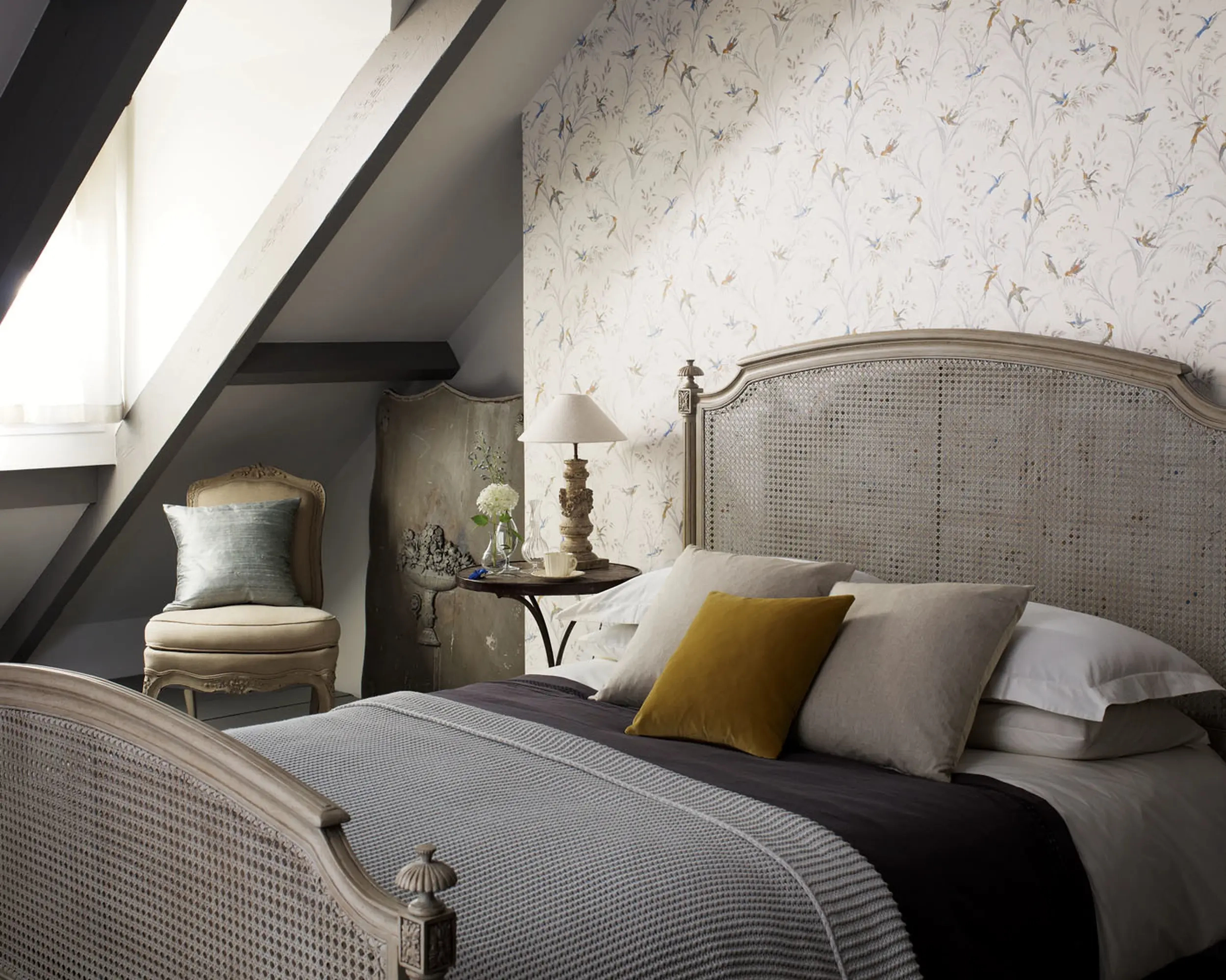 Elegáns angol design tapéta madár mintával szürke színben