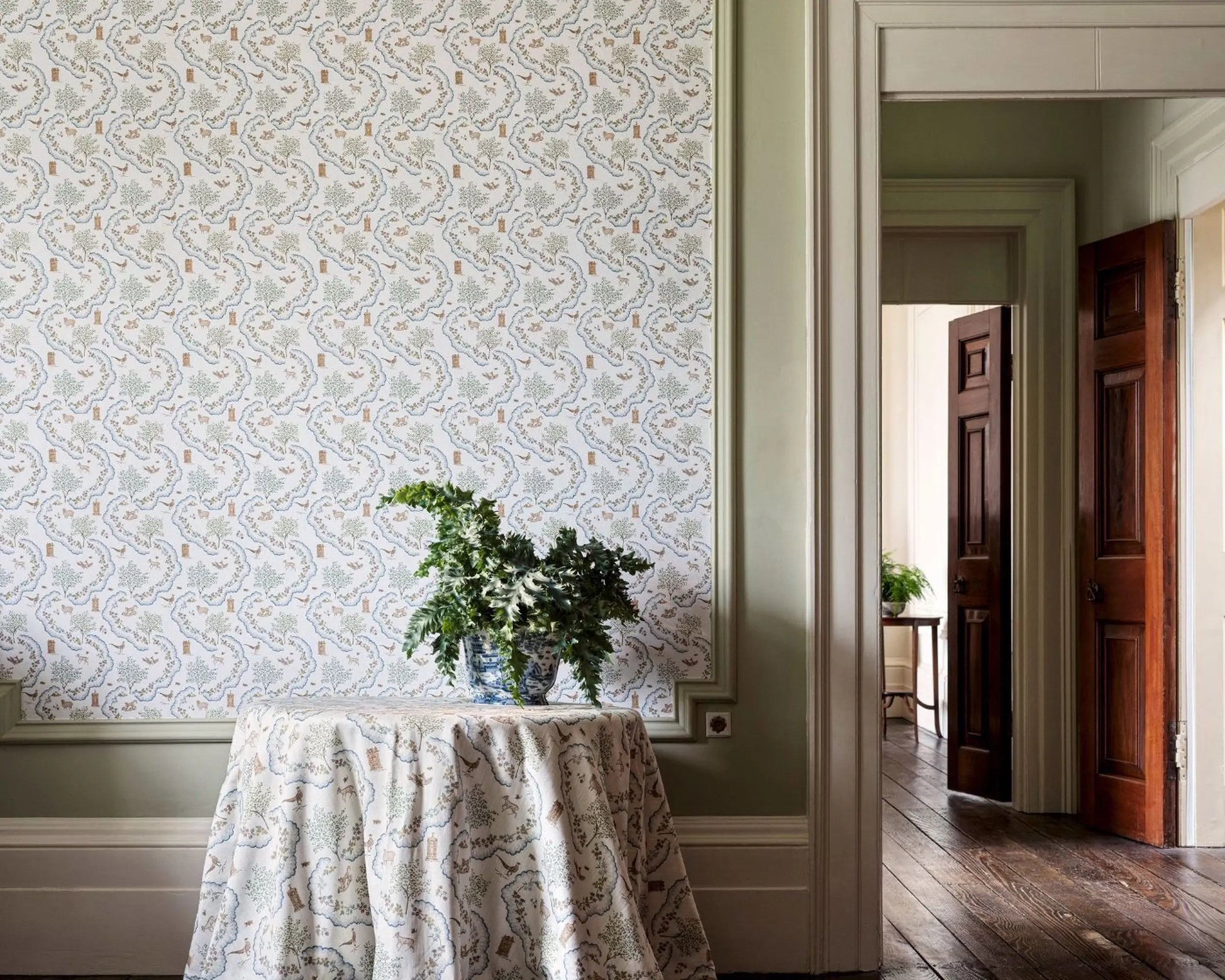 Elegáns angol design tapéta vadvilág mintával kék színben