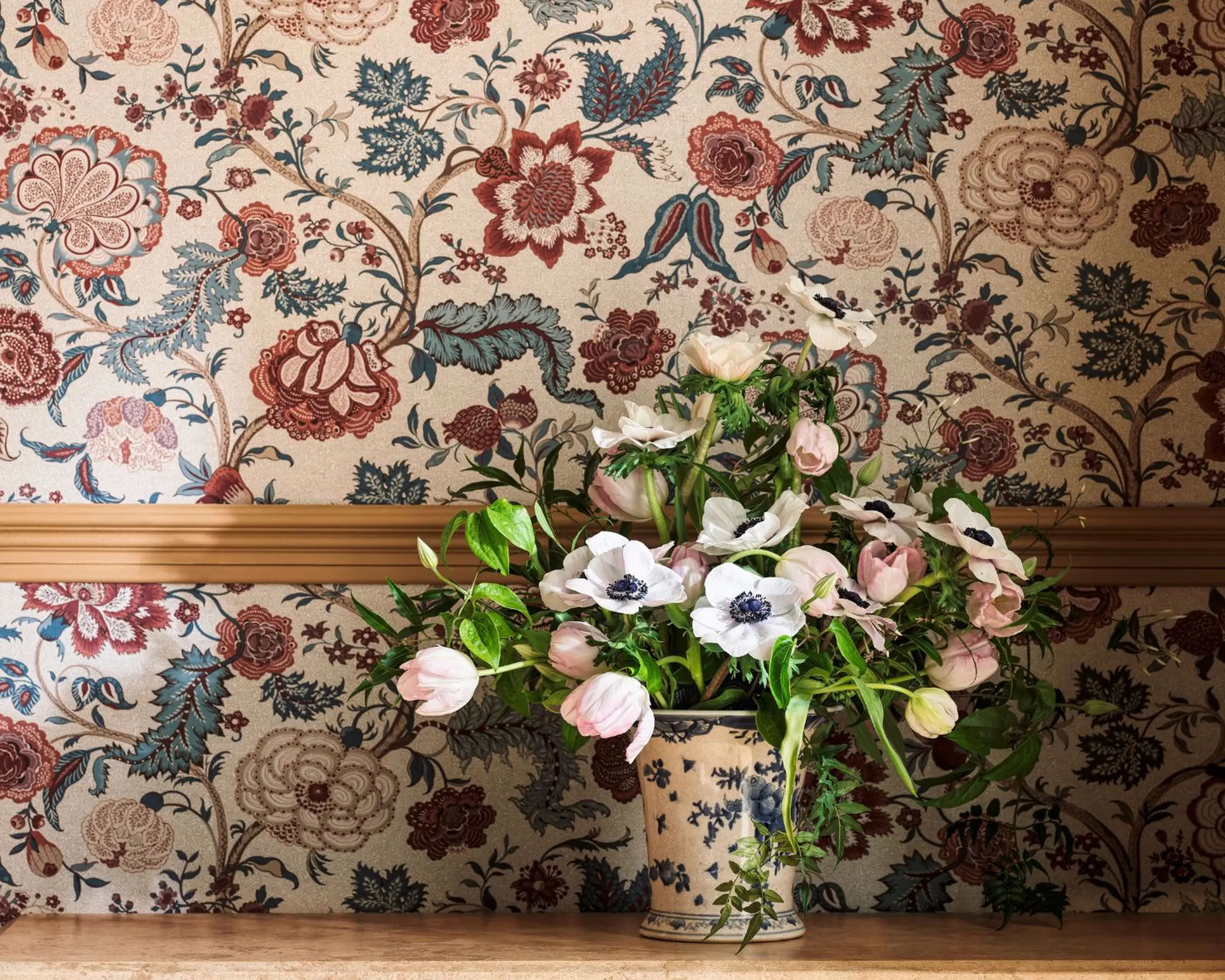 Elegáns angol design tapéta virág és levél mintával bordó és kék színben