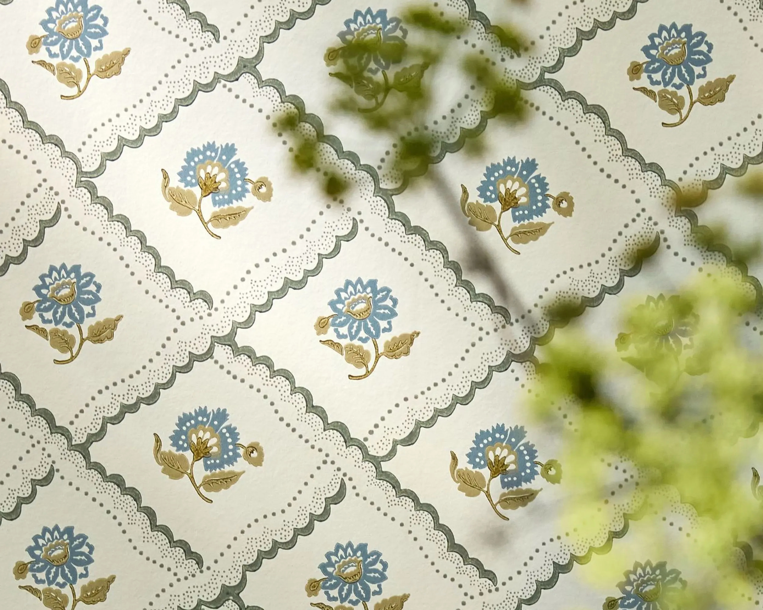 Elegáns angol design tapéta virágos csipkés rács mintával zöld színben