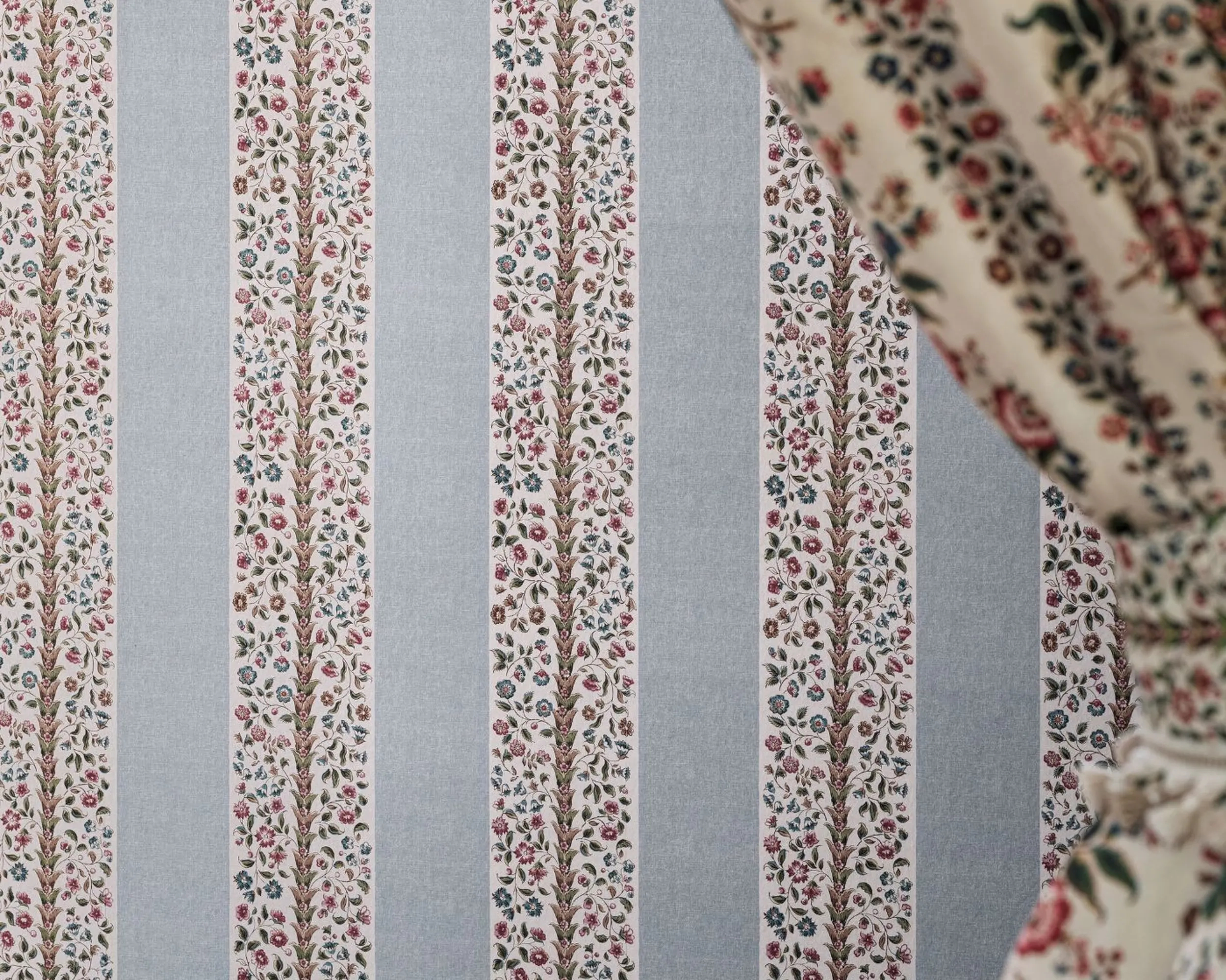 Elegáns angol design tapéta virágos inda és csíkos mintával kék és piros színben