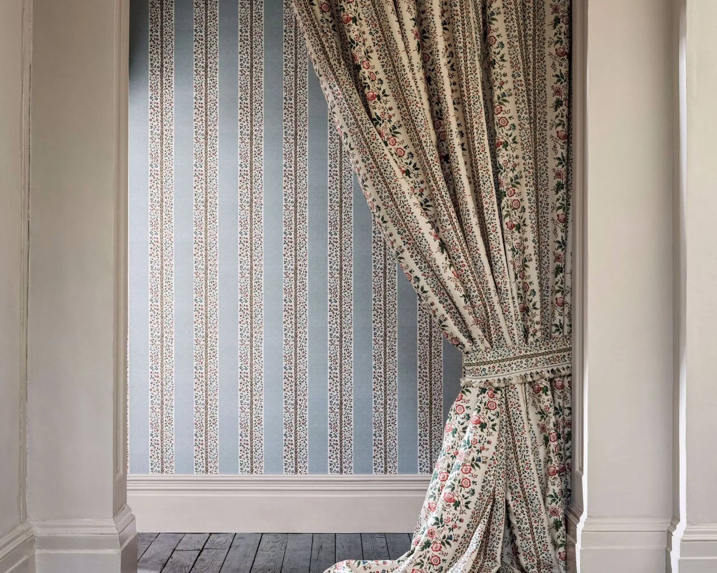 Elegáns angol design tapéta virágos inda és csíkos mintával krém és rózsaszín színben