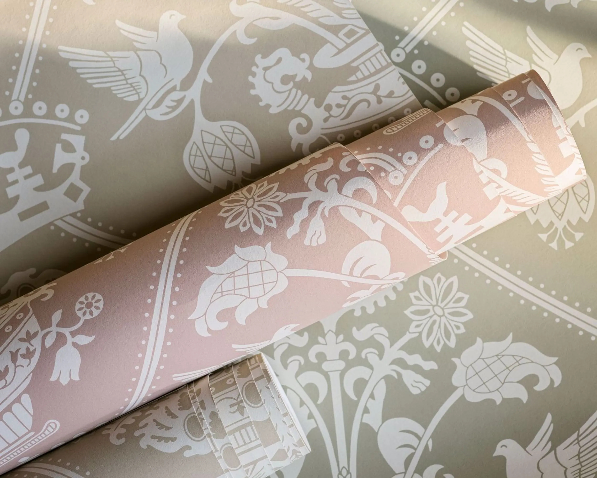 Elegáns angol design tapéta virágos váza és madár mintával korall színben