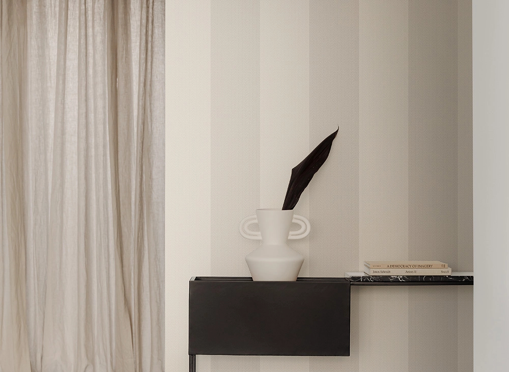 Elegáns Jannelli design tapéta sárga színű halszálkamintás árnyalatban széles csíkos mintával