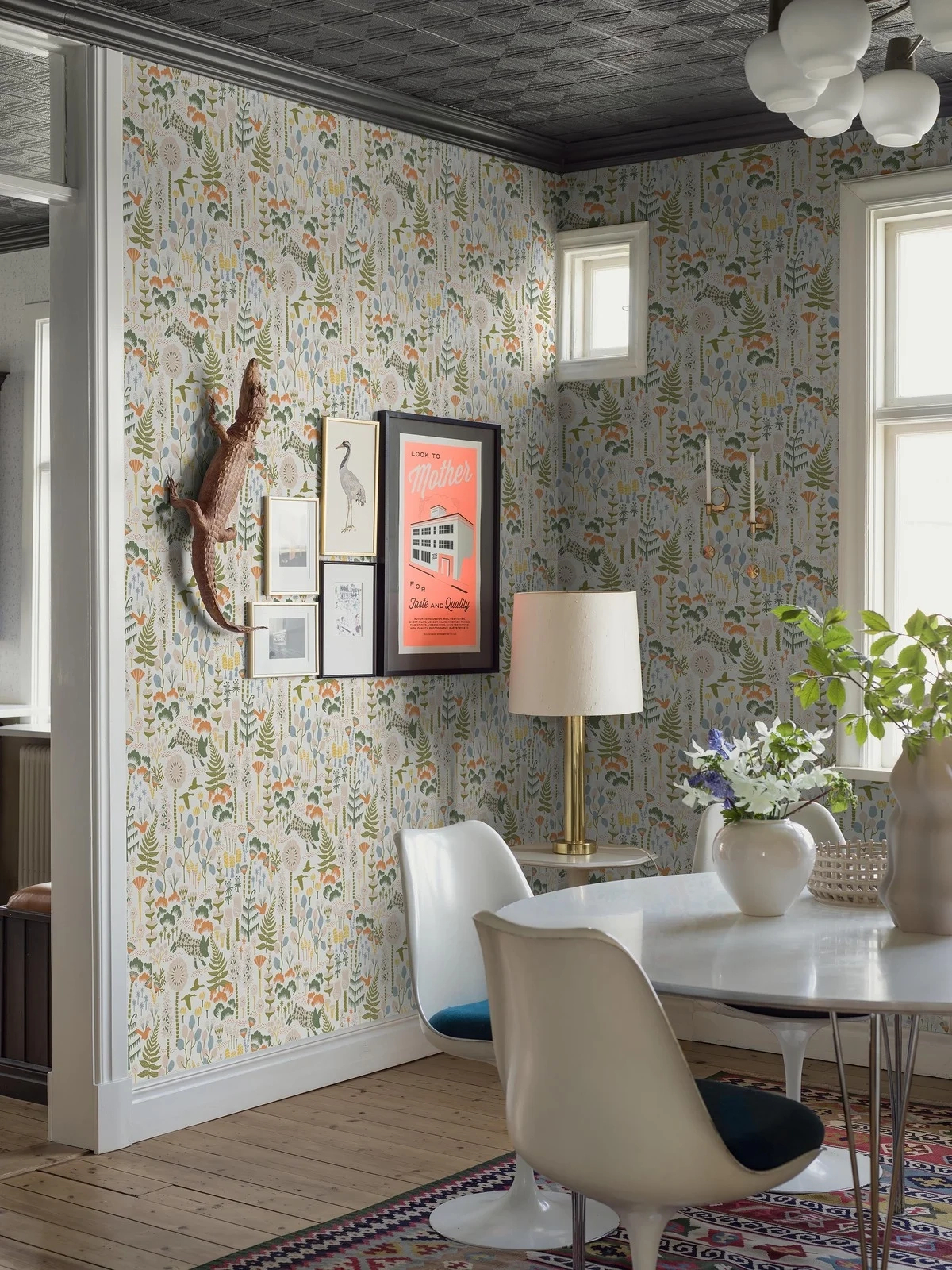 Elegáns mosható dekortapéta komló mintával fehér háttéren pasztel színben