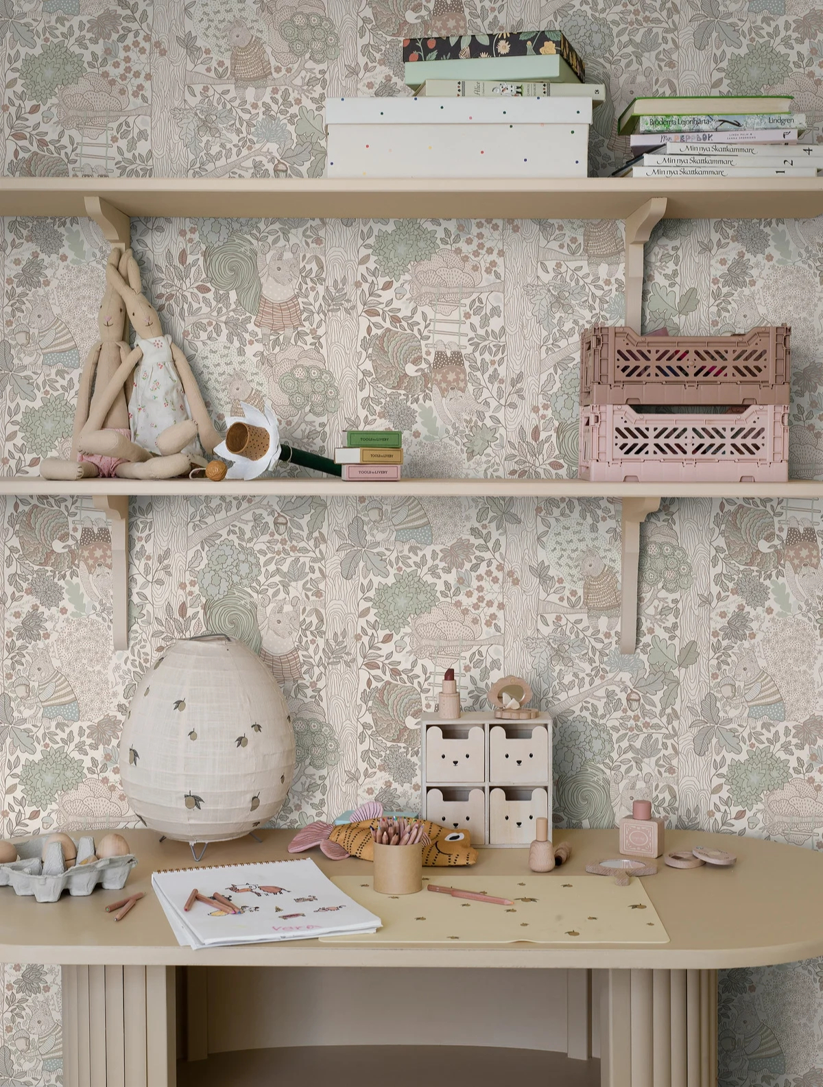 Elegáns mosható dekortapéta mókus mintával fehér háttéren fakó színben