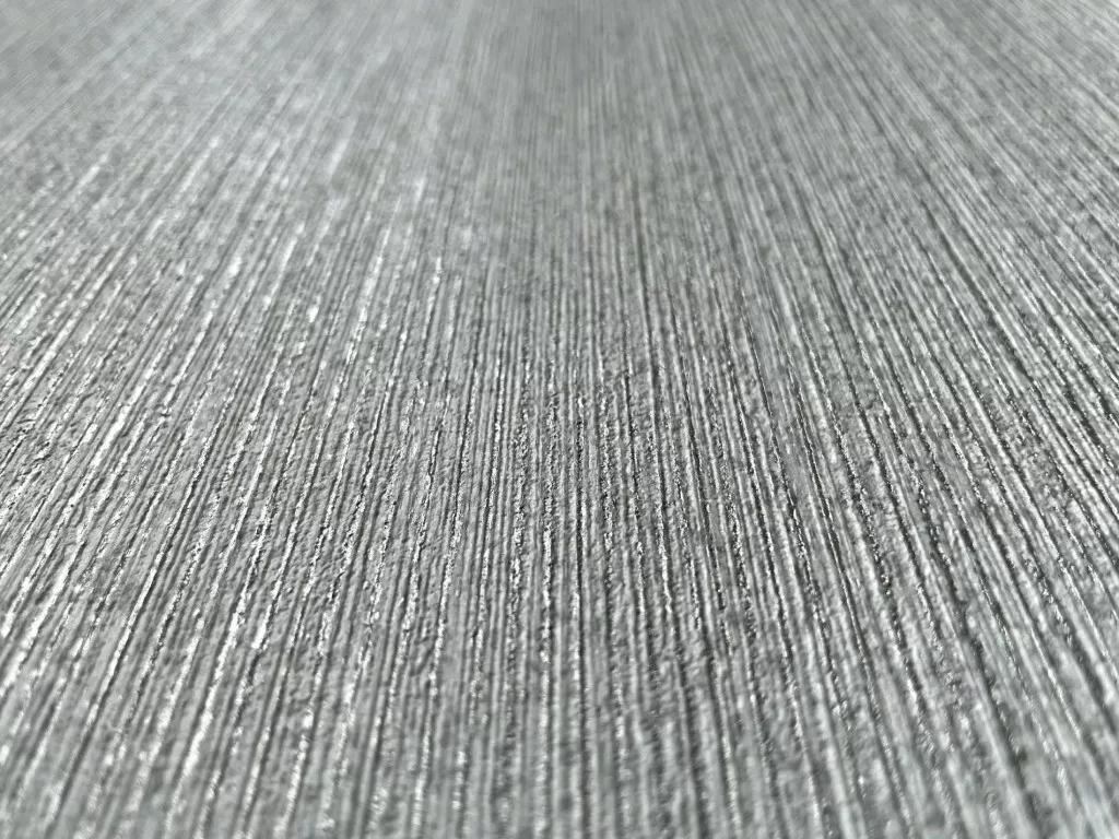 Ezüst szürke struktúrált csíkozott mintás vlies dekor tapéta