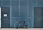 Fali poszter falnak támasztott bicikli mintával loft hangulatban
