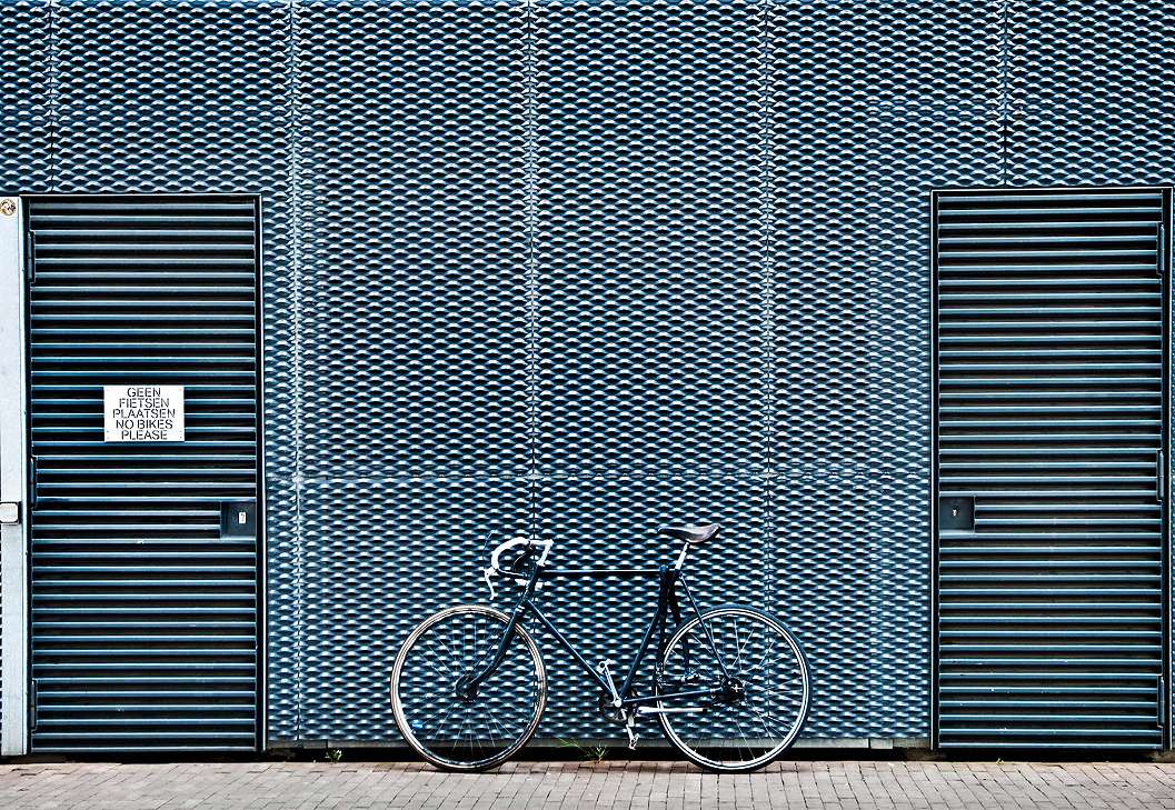 Fali poszter falnak támasztott bicikli mintával loft hangulatban