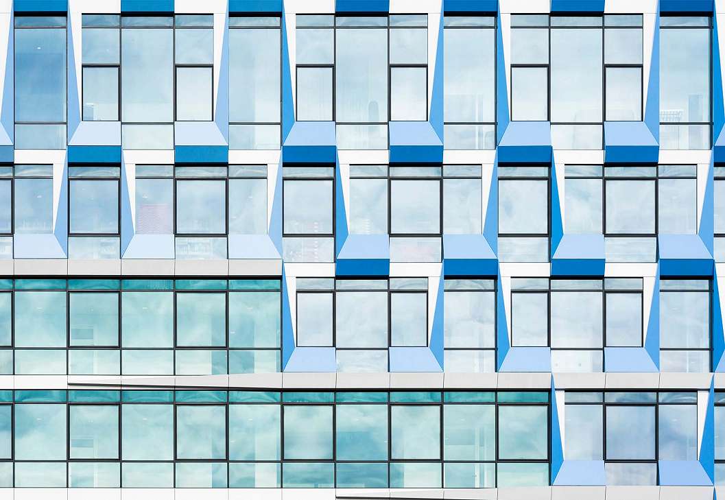 Fali poszter kék ablakokkal minimalista stílusban