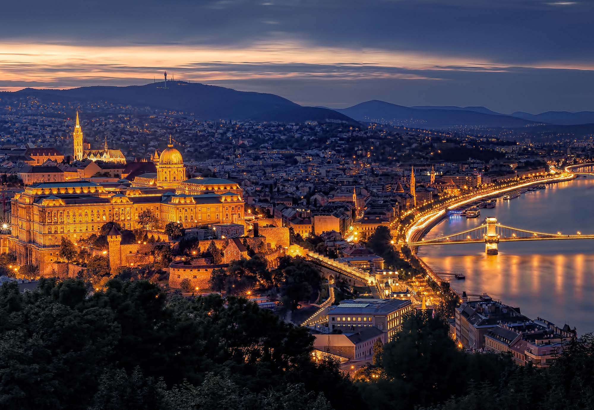 Fali poszter panorámakép Budapest éjszakai fényeivel, előtérben a Budai várral