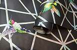 Fekete alapon kolibri mintás modern tapéta metál fényű csíkozott mintával