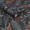 Fekete erdei virágmintás vinyl design tapéta enyhe bronzos színekkel