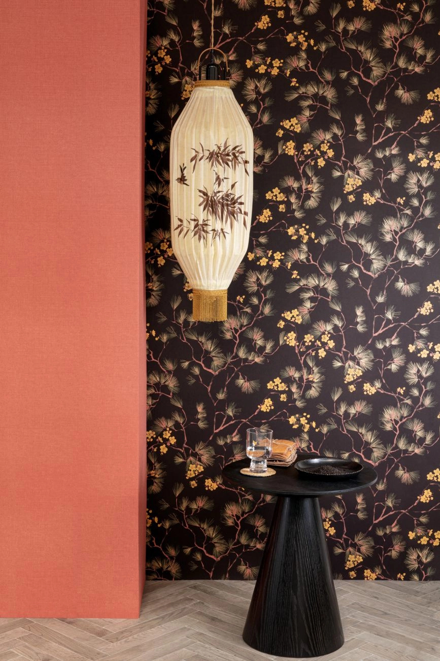Fekete japán stílusú faág és levél mintás Khroma design tapéta