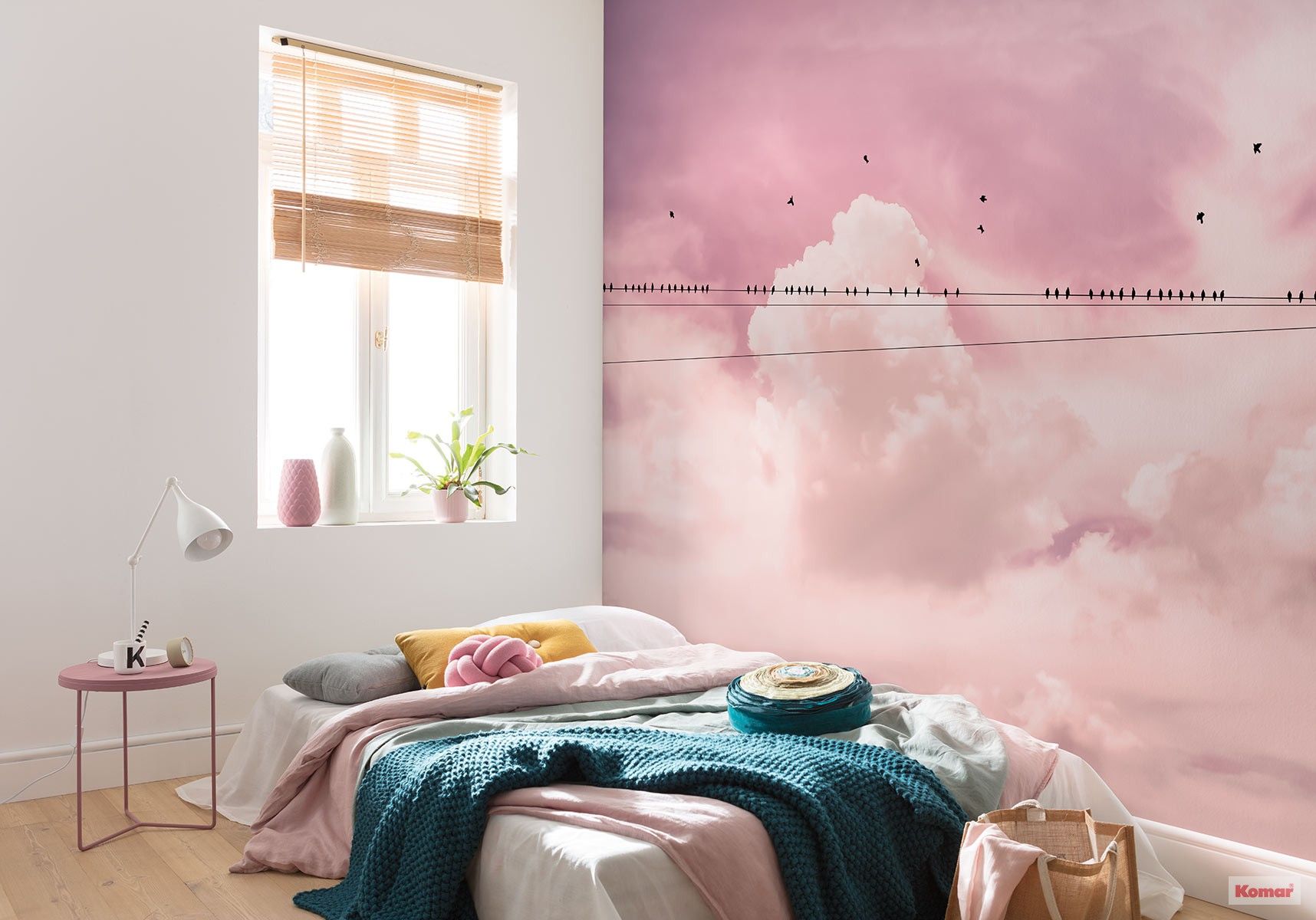Fellegek felett, rózsaszín romaintukus hangulatú fali poszter