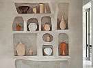 Fotótapéta polc edényekkel mintával fémes meleg színekben