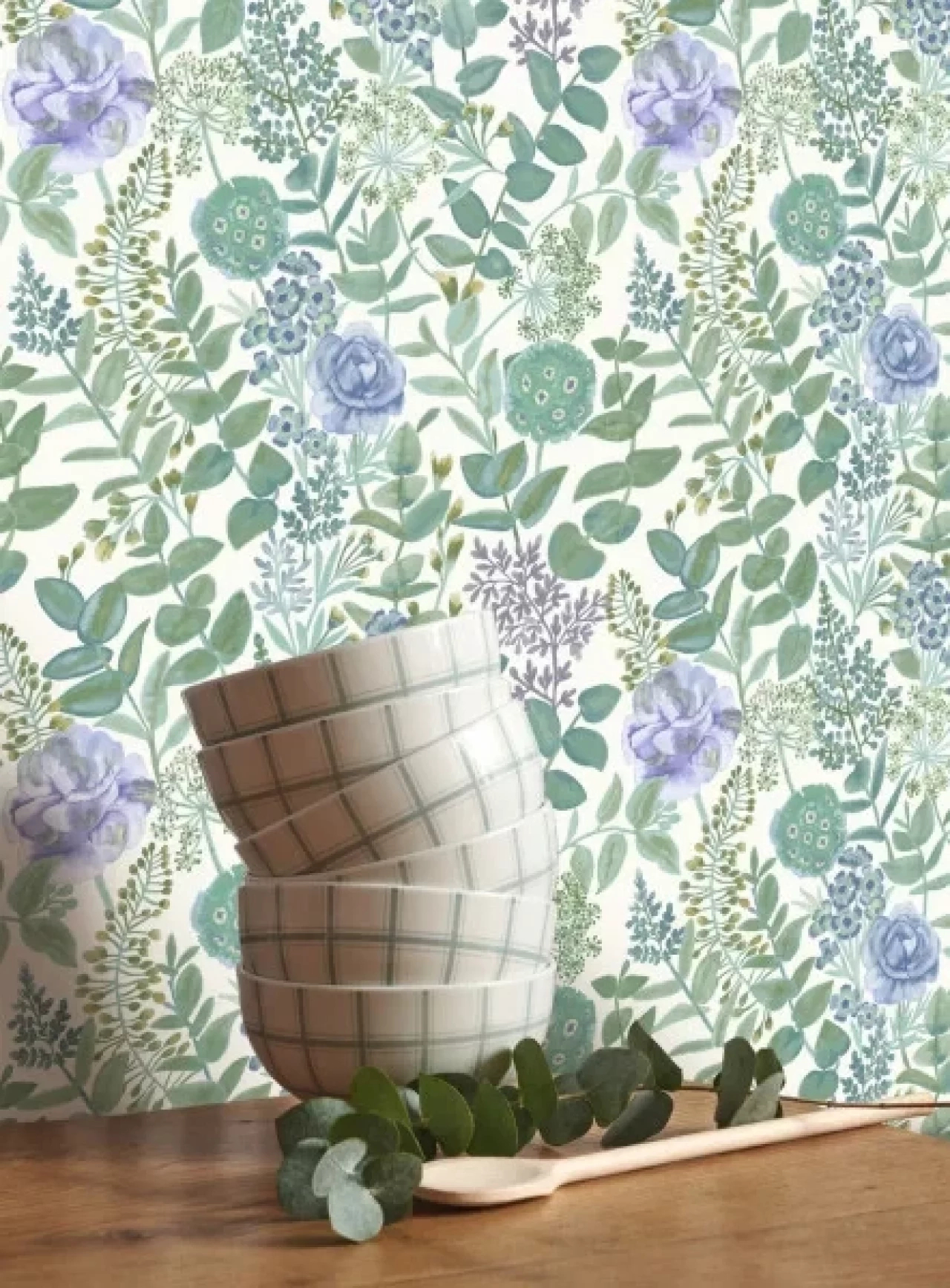 Francia design tapéta lila kerti virág mintával