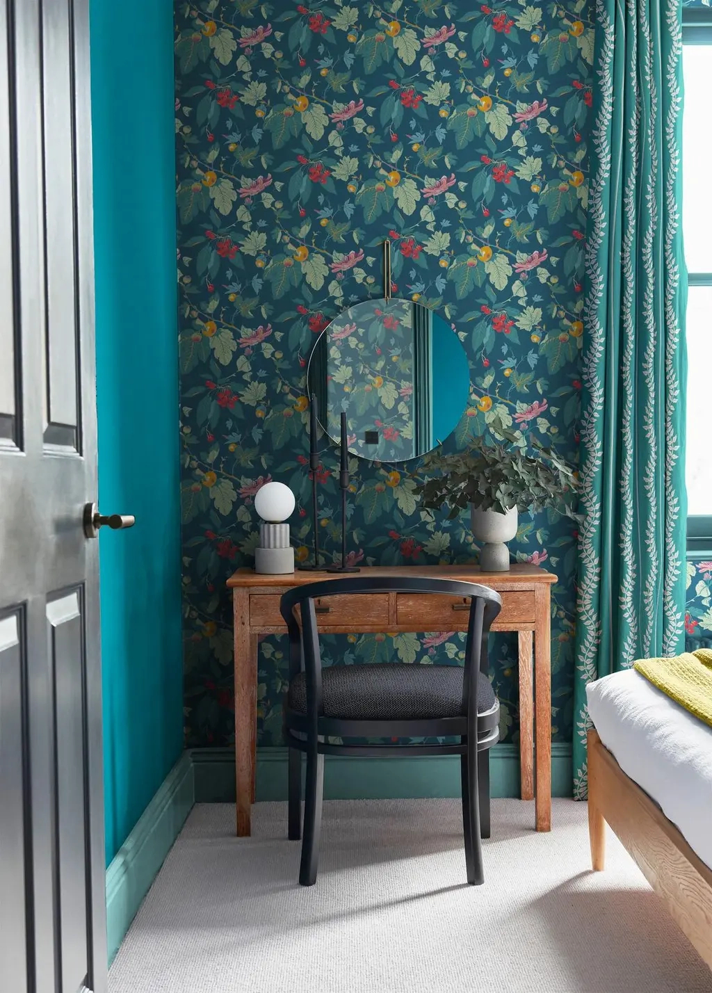 Graham dekor tapéta cseresznye és gránátalma mintával kékeszöld és piros színben