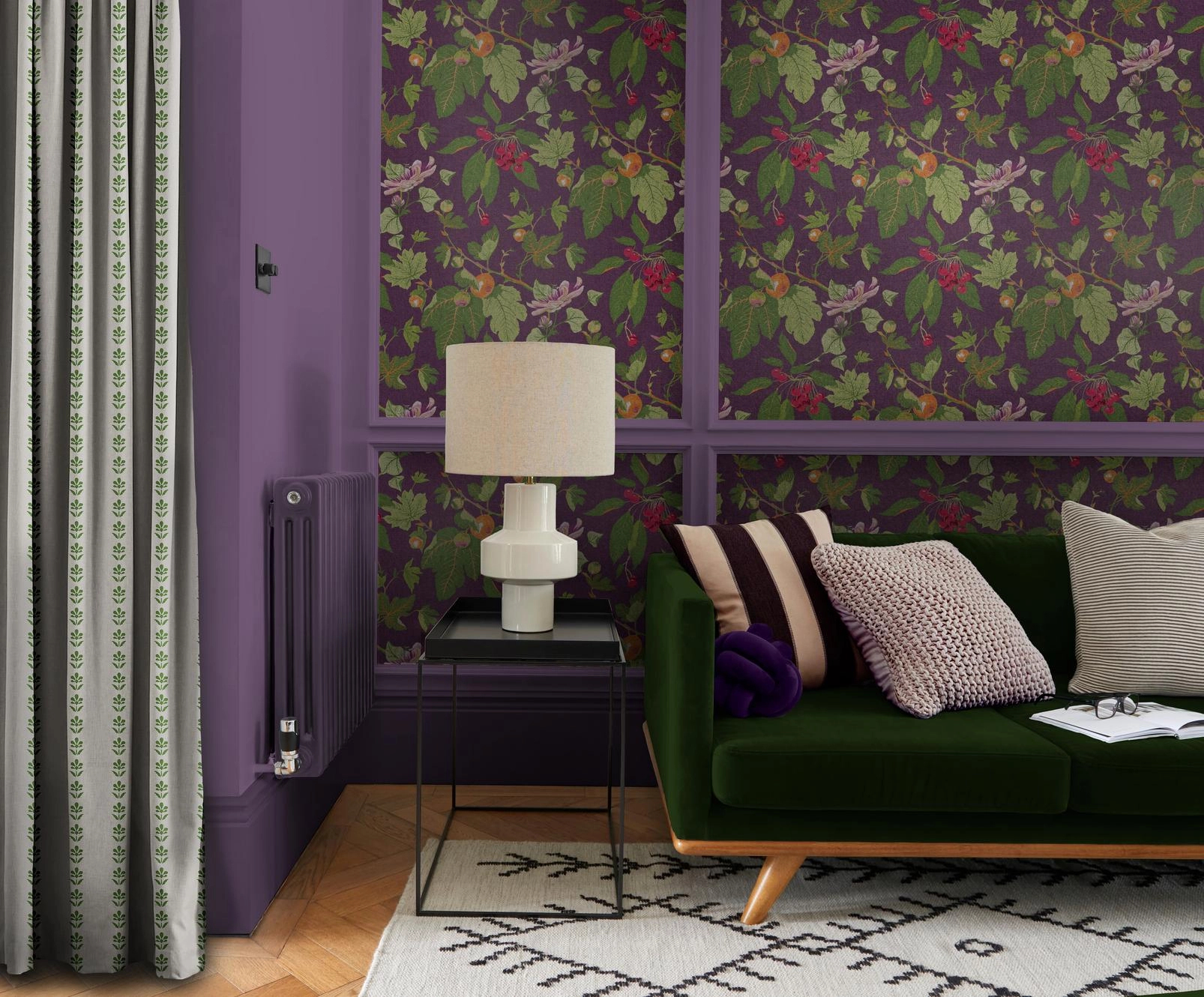 Graham dekor tapéta cseresznye és gránátalma mintával zöld, piros és padlizsánlila színben