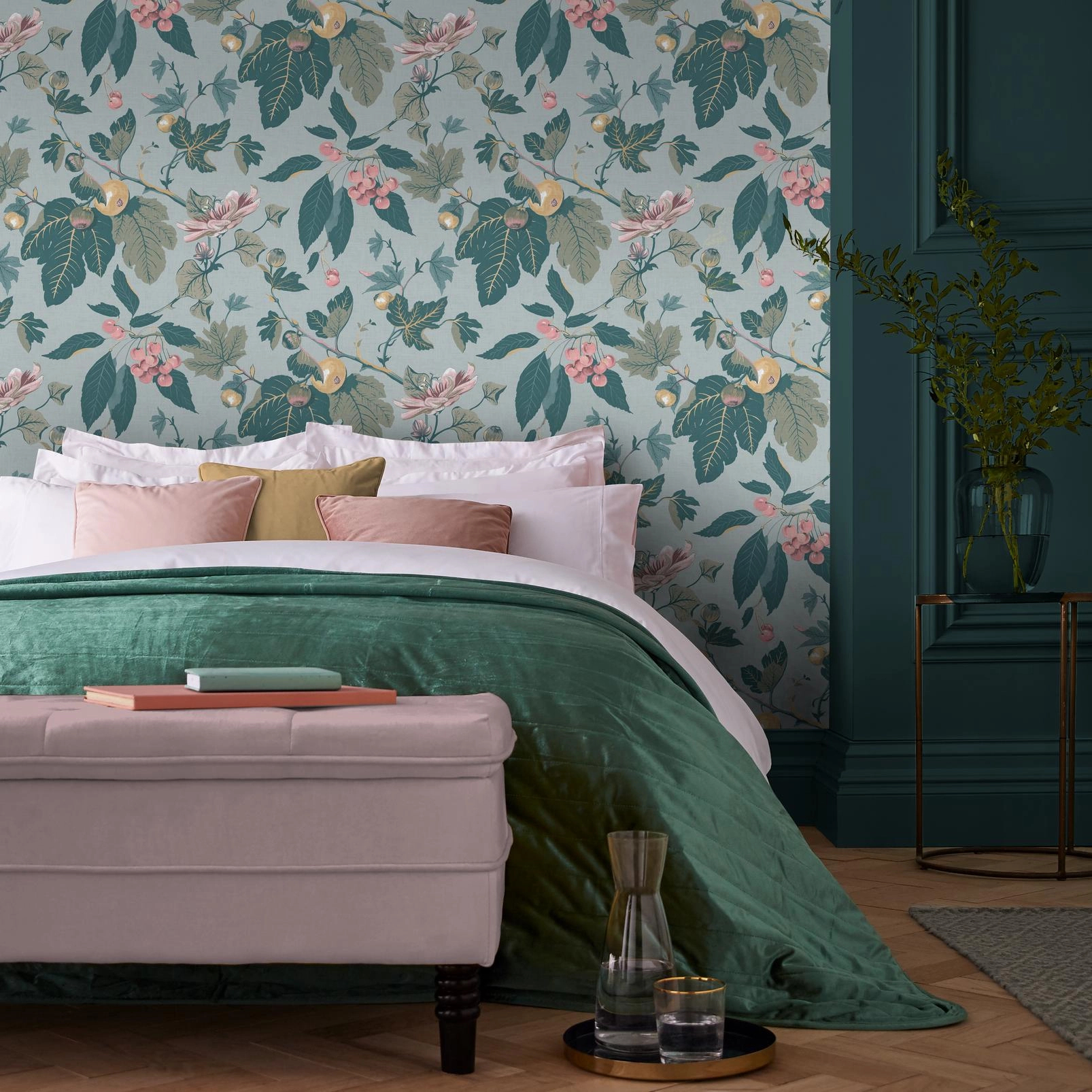 Graham dekor tapéta cseresznye és gránátalma mintával zöld, rózsaszín és kék színben