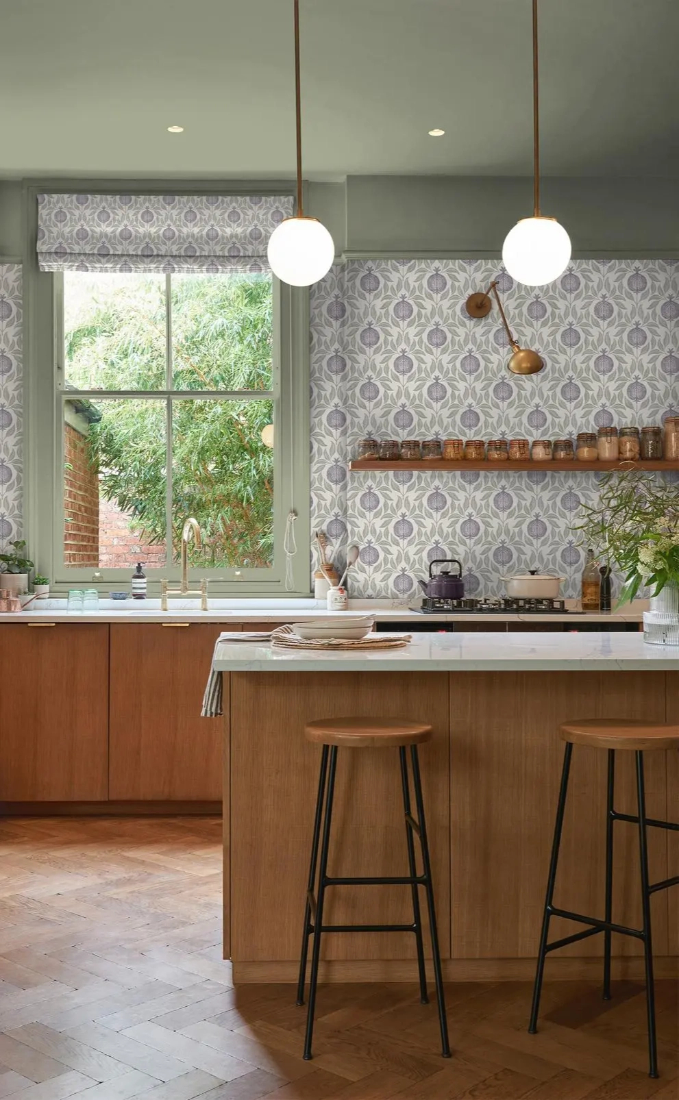 Graham dekor tapéta gránátalma mintával zöld és lila színben