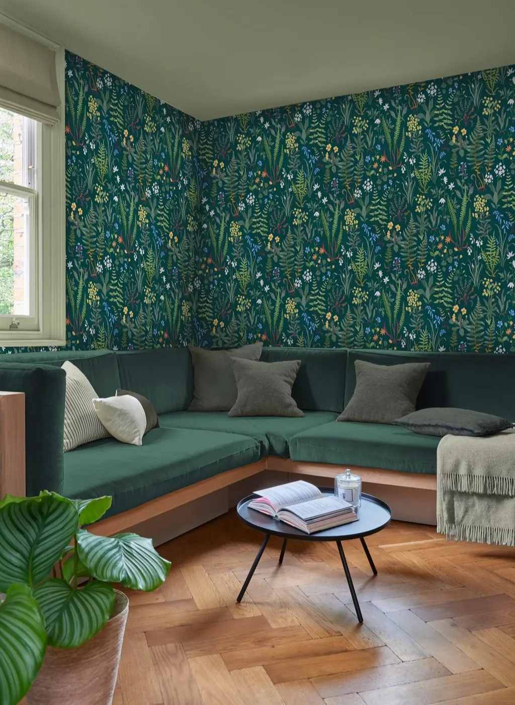 Graham dekor tapéta mezei virág mintával fenyőzöld színben