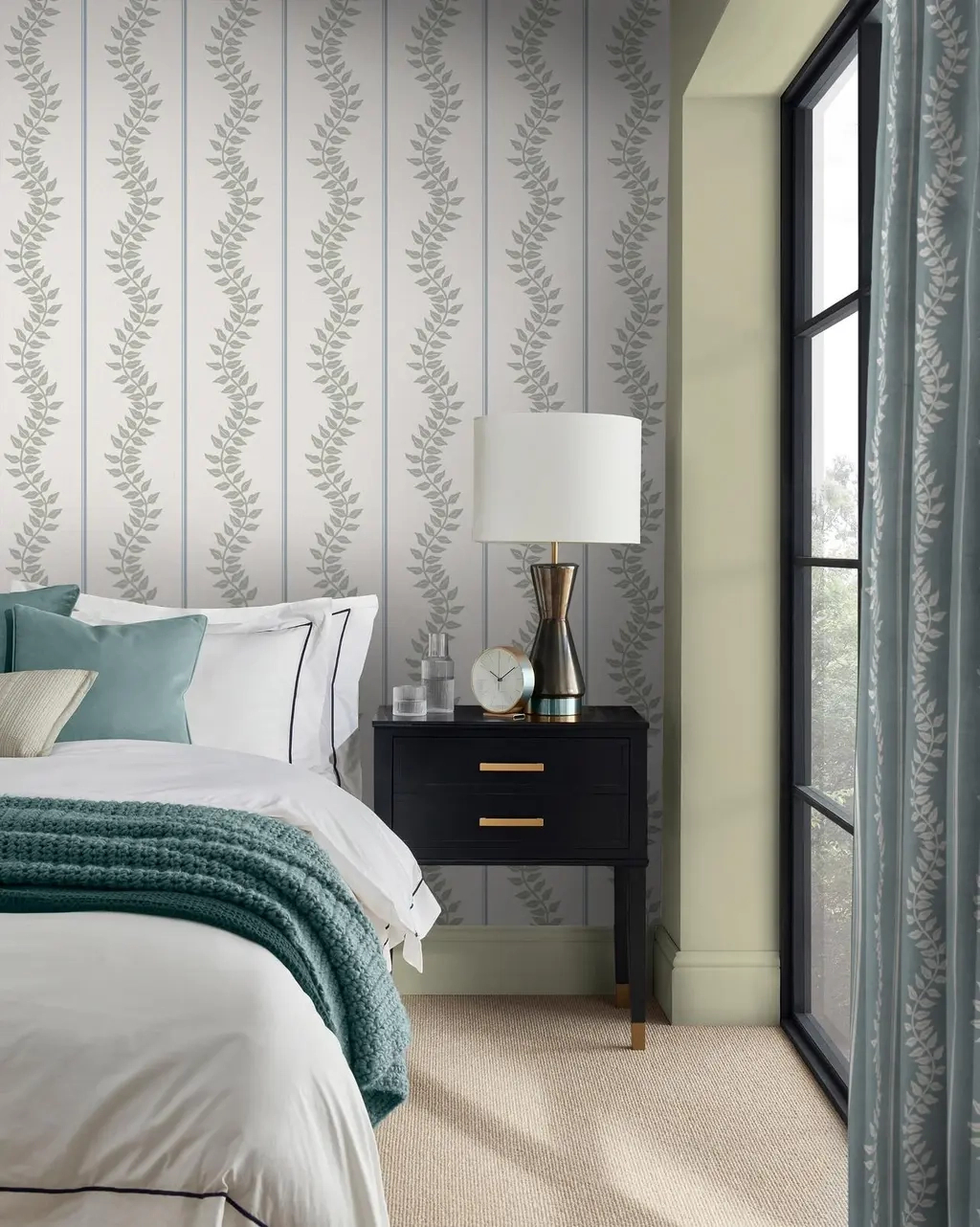 Graham dekor tapéta zöld inda kék csíkos mintával krém színben