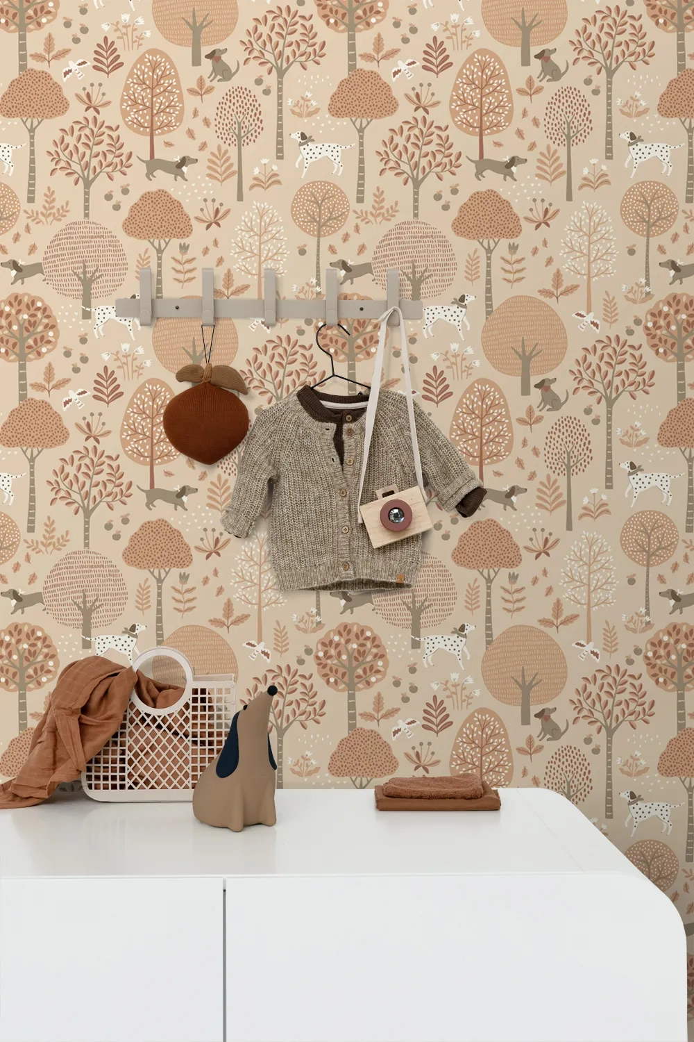 Gyerek dekor tapéta fa és kutya mintás terrakotta színben