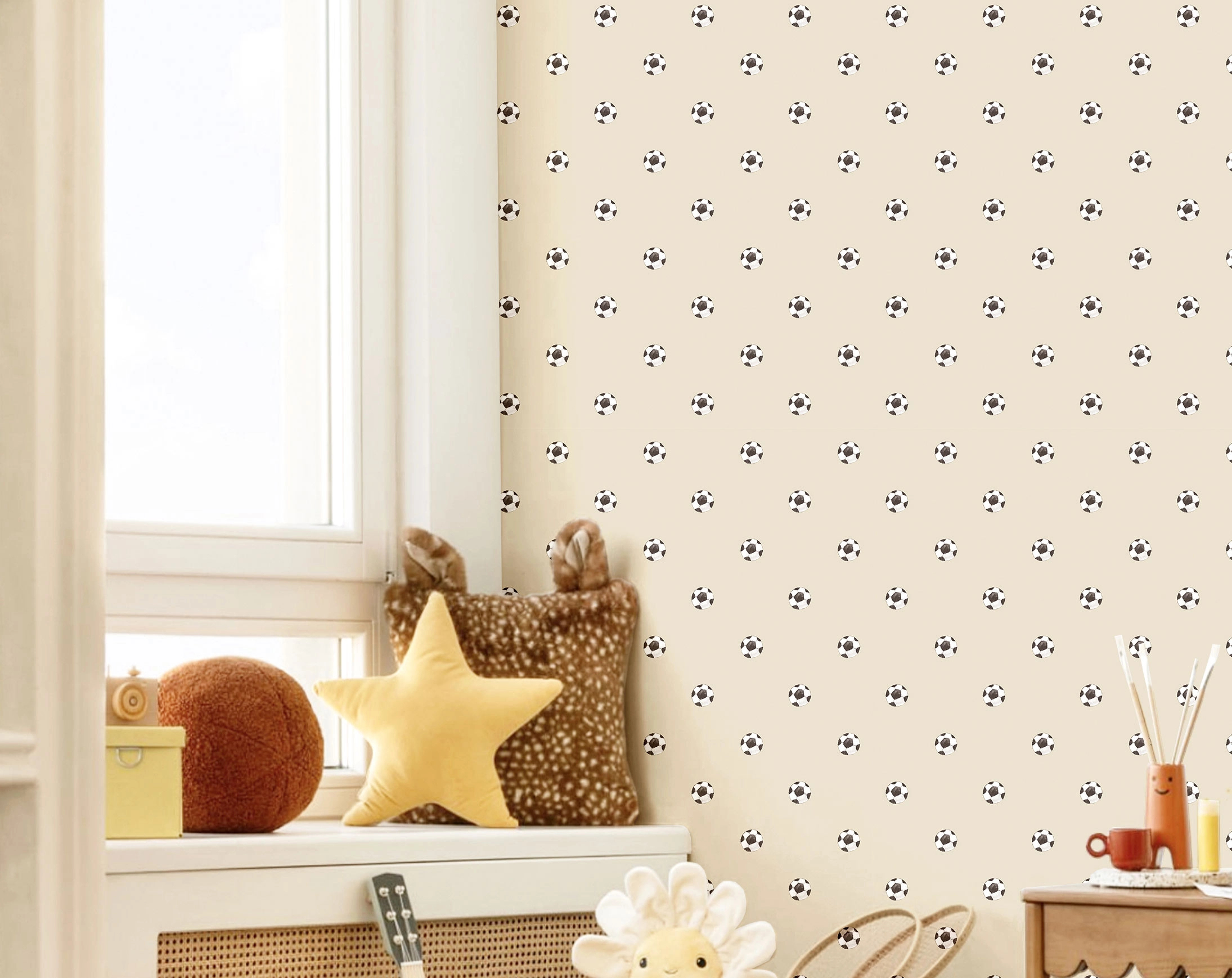 Gyerek dekor tapéta focilabda mintával beige színben