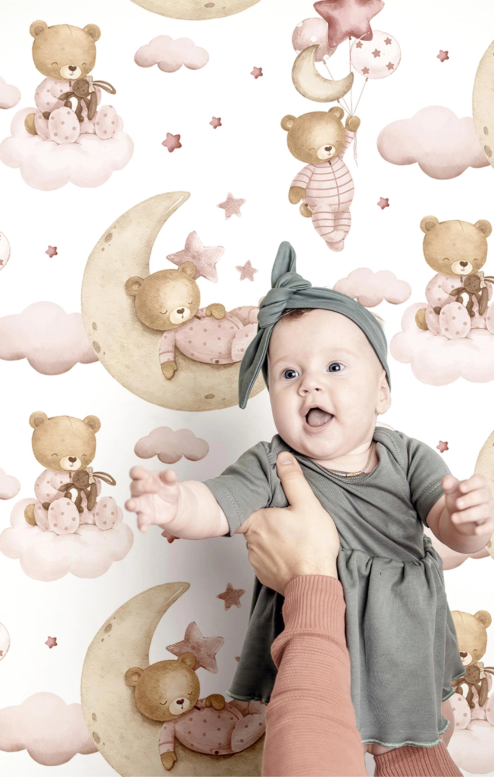 Gyerek dekor tapéta holdon pihenő mackó mintával rózsaszín színben