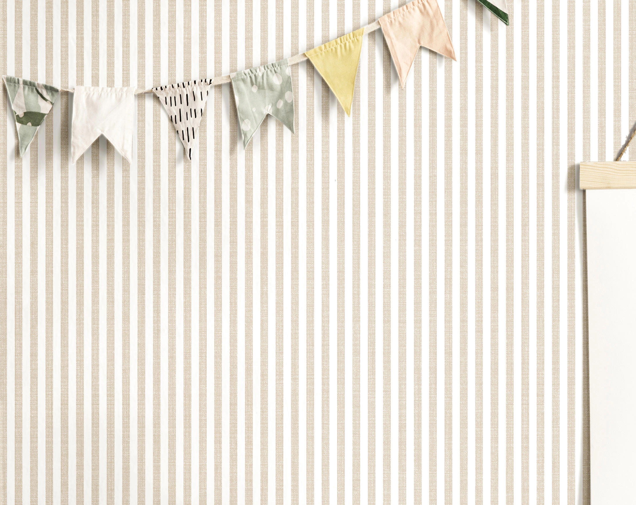 Gyerek dekor tapéta keskeny csíkos mintával barna színben