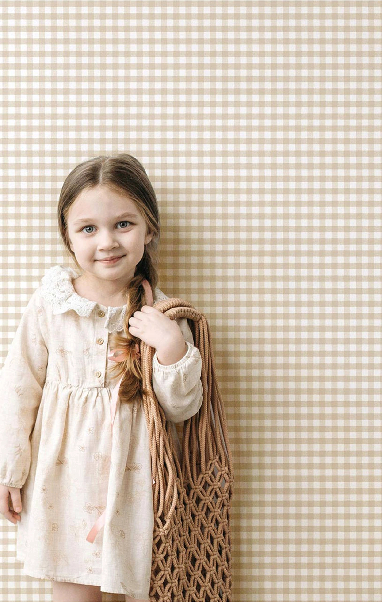 Gyerek dekor tapéta keskeny keresztbe csíkos mintával rózsaszín színben