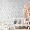 Gyerek dekor tapéta szürke színben madarak és pillangók a faágakon mintával