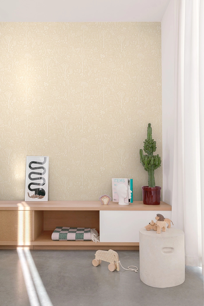 Gyerek tapéta bézs erdei állat mintával skandináv stílusban