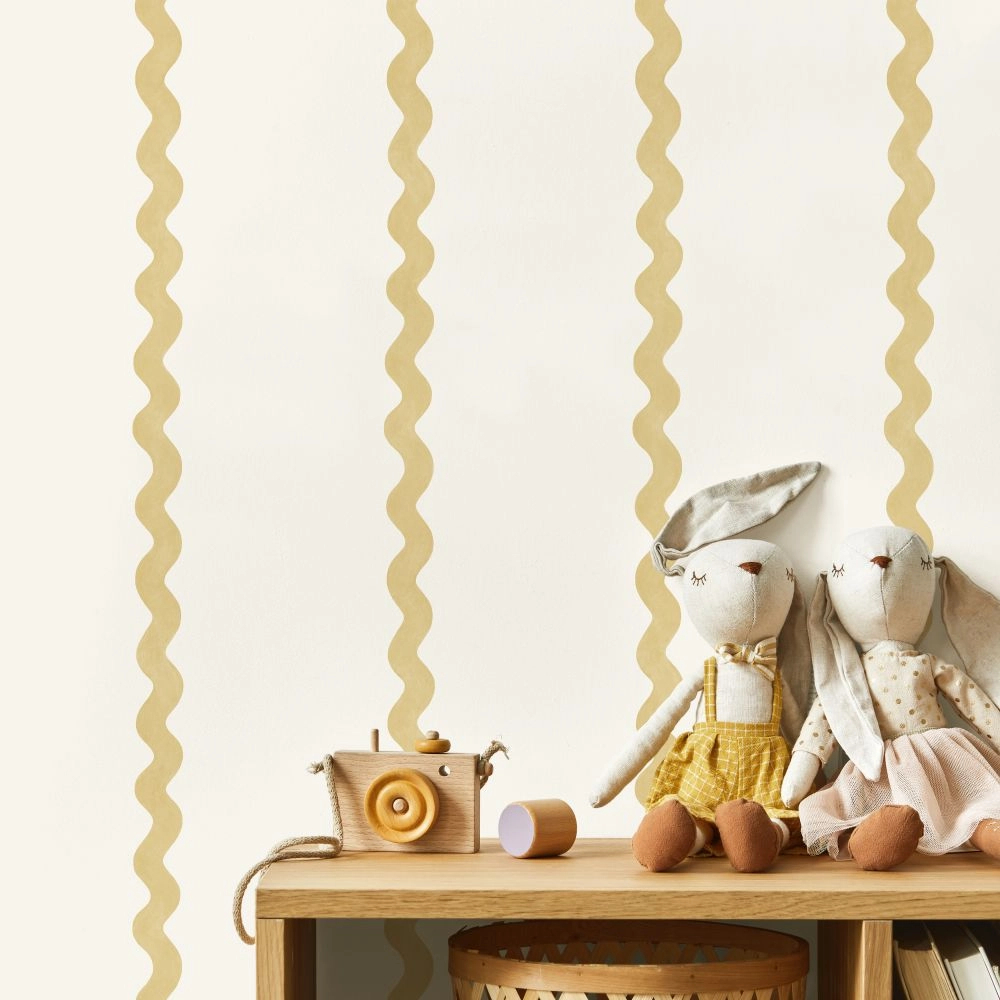 Gyerek tapéta hullámos csíkos mintával mustársárga színben
