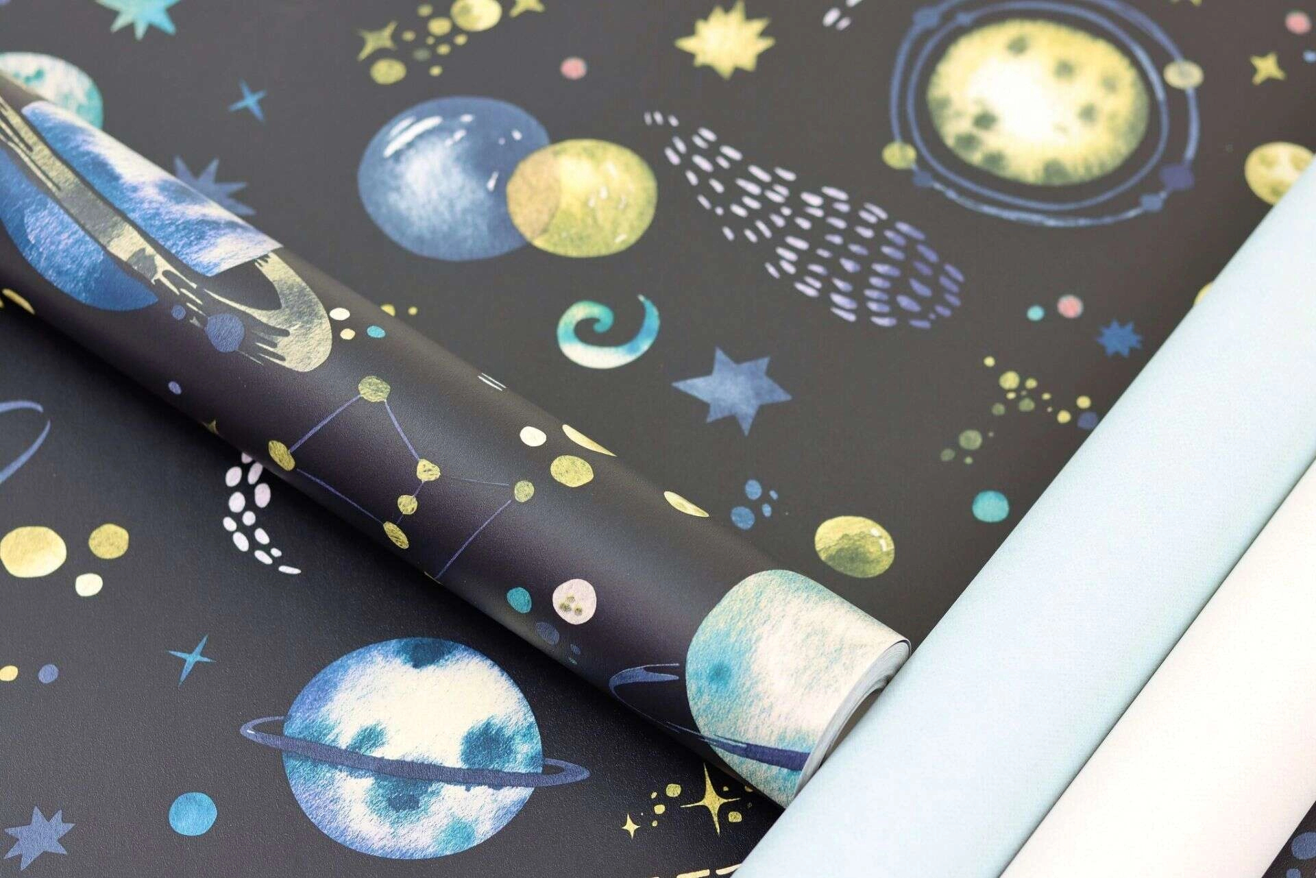 Gyerek tapéta űrhajós mintával pasztel fekete színben