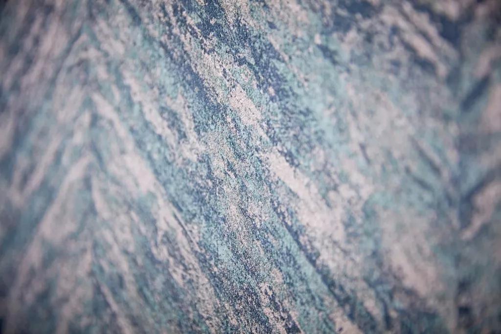 Halszálka mintás metál fényű design tapéta kék, mályva színekkel