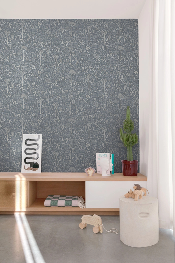 Kék gyerek tapéta erdei állatos mintával rajzolt stílusban