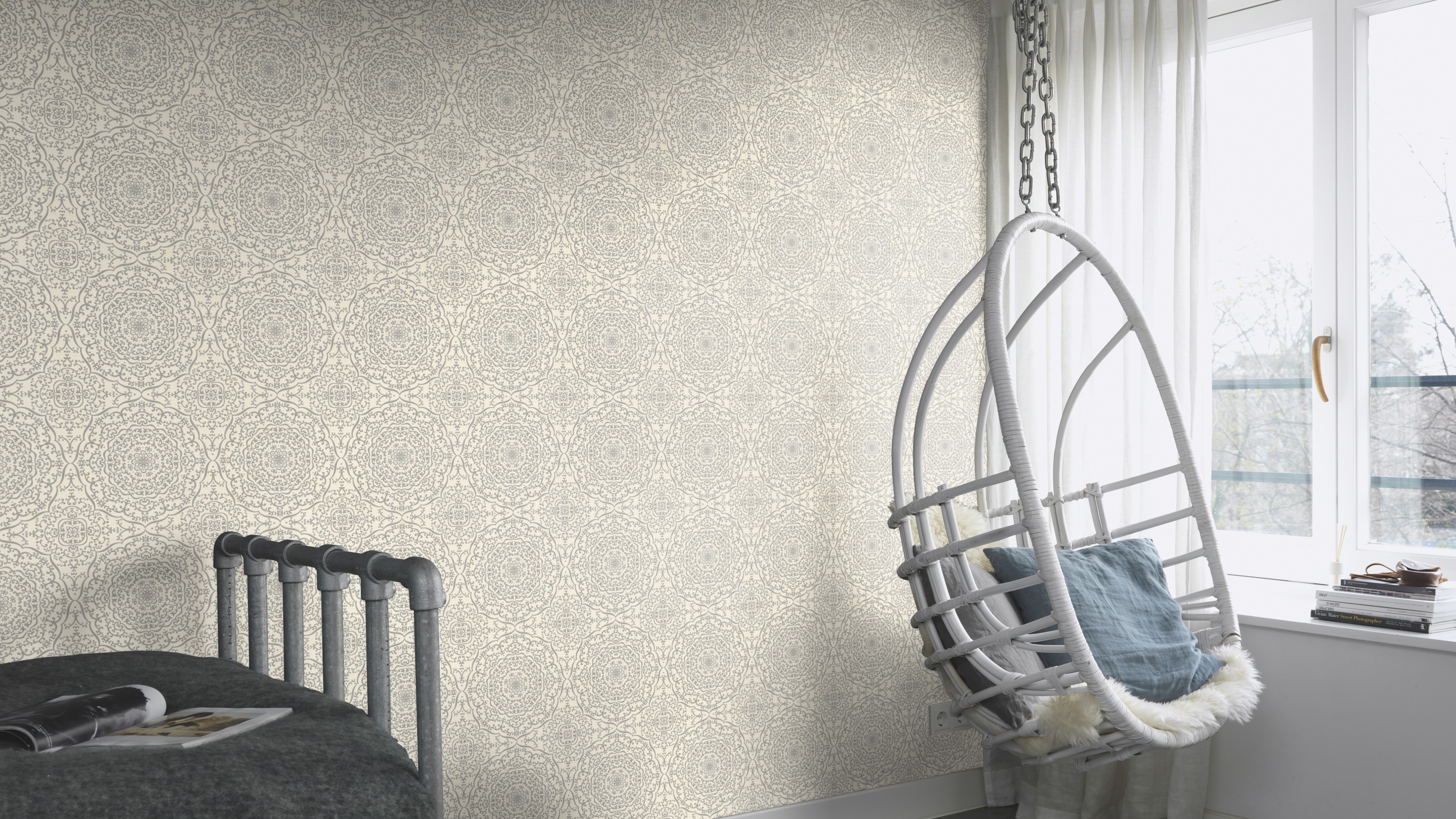 Keleties hangulatú mandala mintás tapéta szürke, krém színvilágban