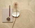 Keleties zen hullámzó homok geometria mintás faszén és fehér design tapéta