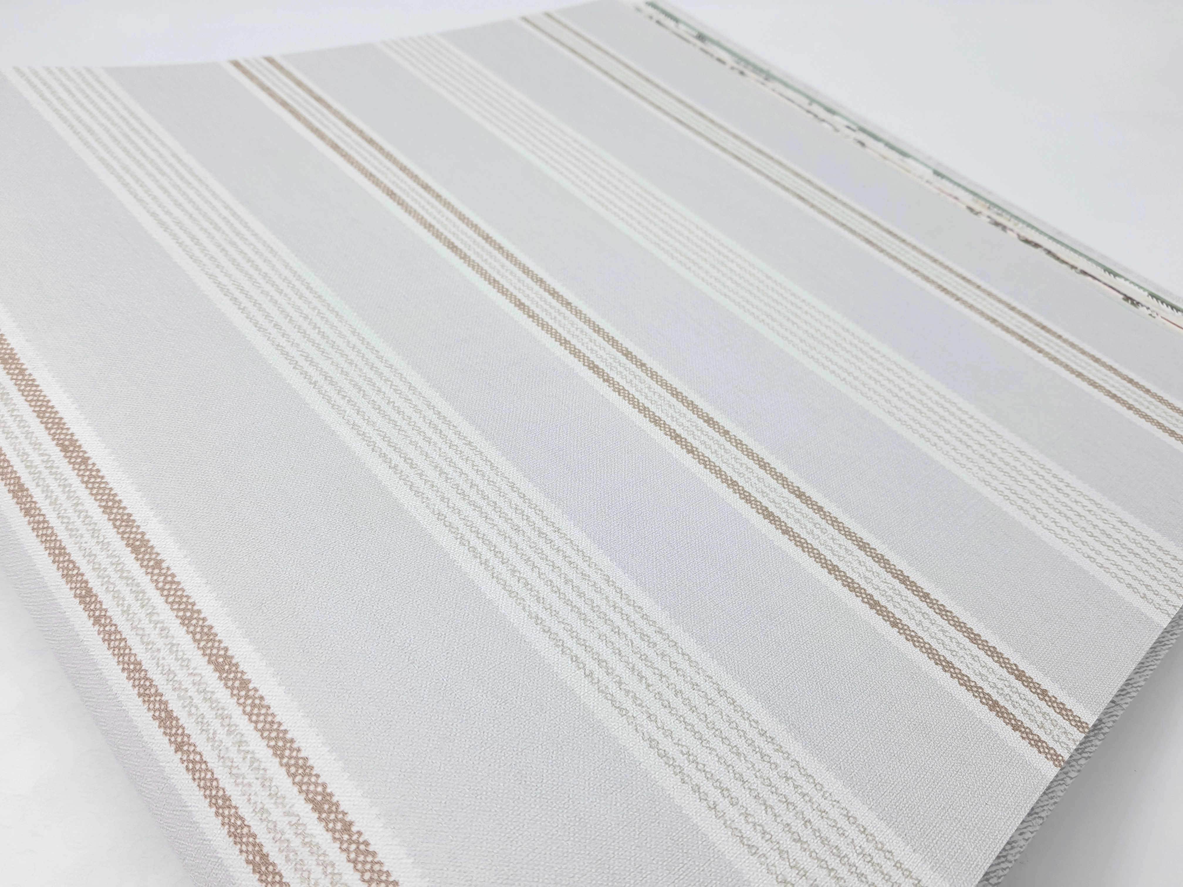 Klasszikus szürke csíkos mintás dekor tapéta textilhatású strukturával