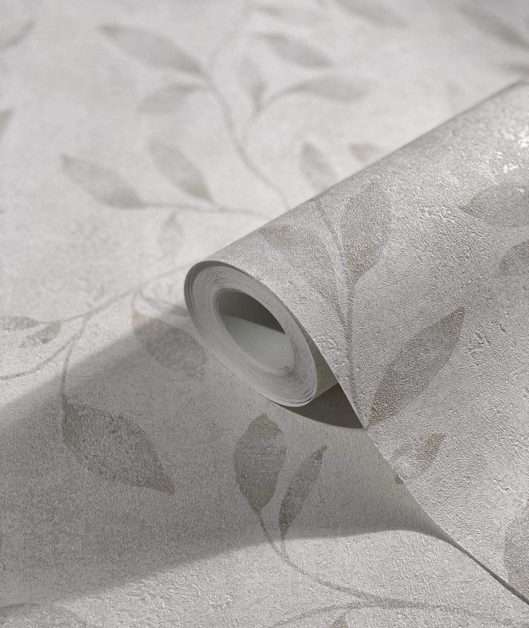 Koptatott felületű levél mintás design tapéta fehér szürke színekkel