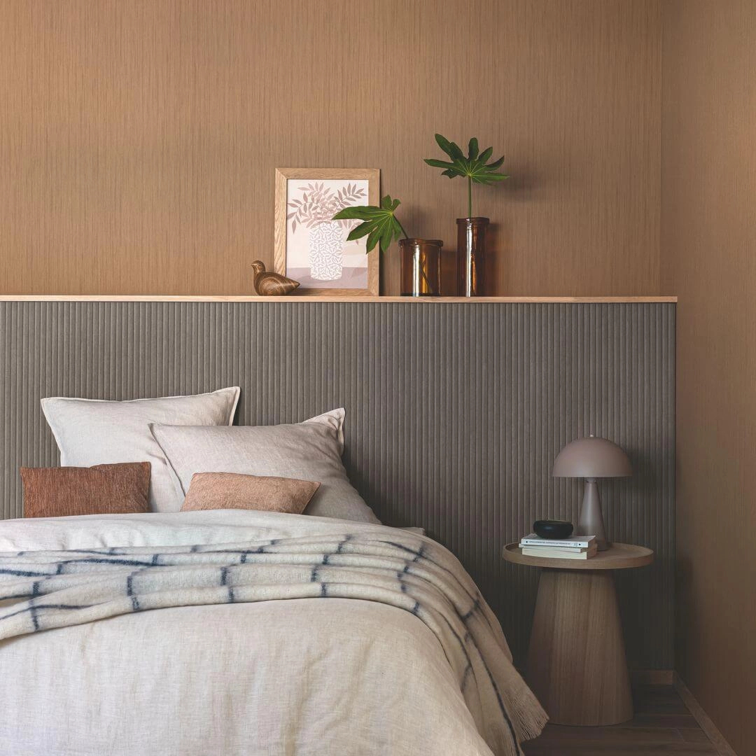 Lambéria hatású keskeny fekete csíkos design tapéta