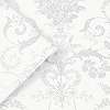Laura Ashley dekor tapéta virág és indák mintával fényes ezüst és fehér színben