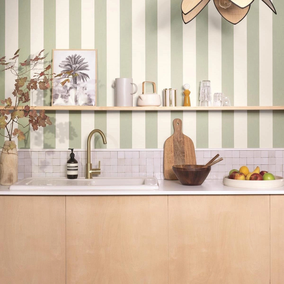 Letisztult mandula zöld csíkos mintás design tapéta