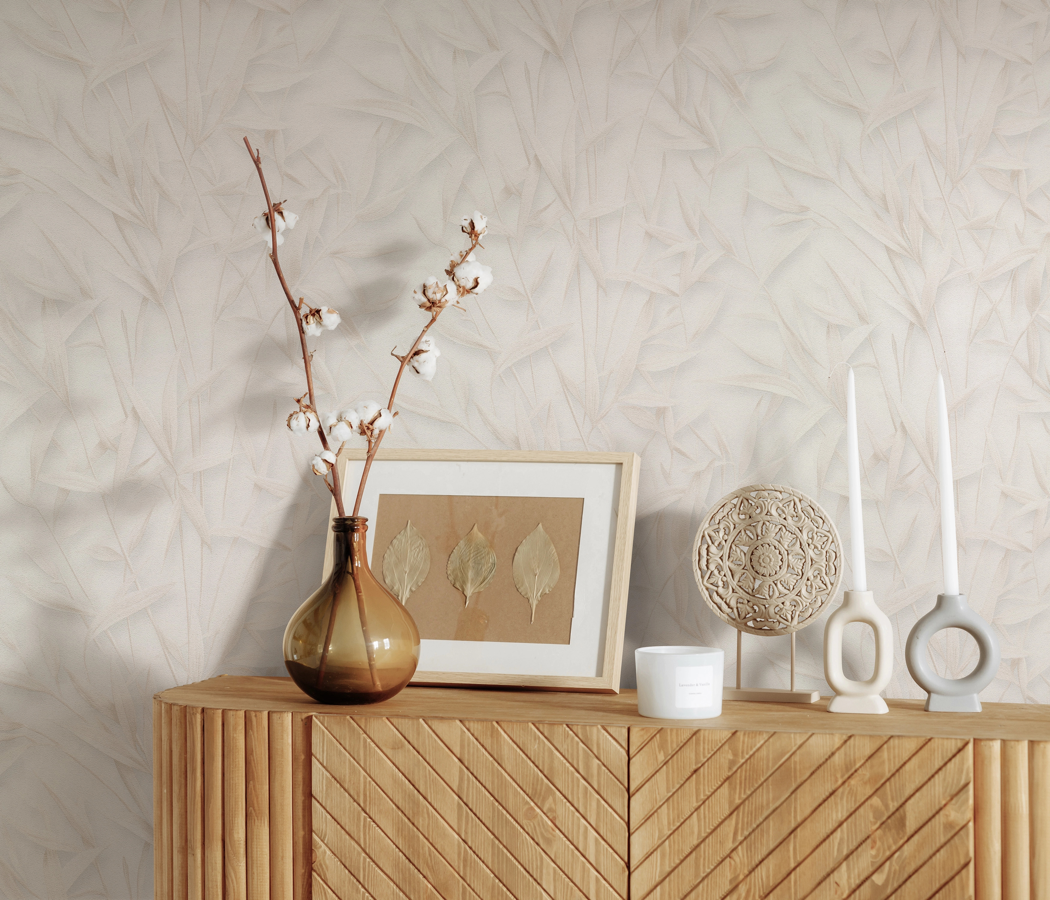 Levél mintás beige és törtfehér színű enyhén csillogó design tapéta