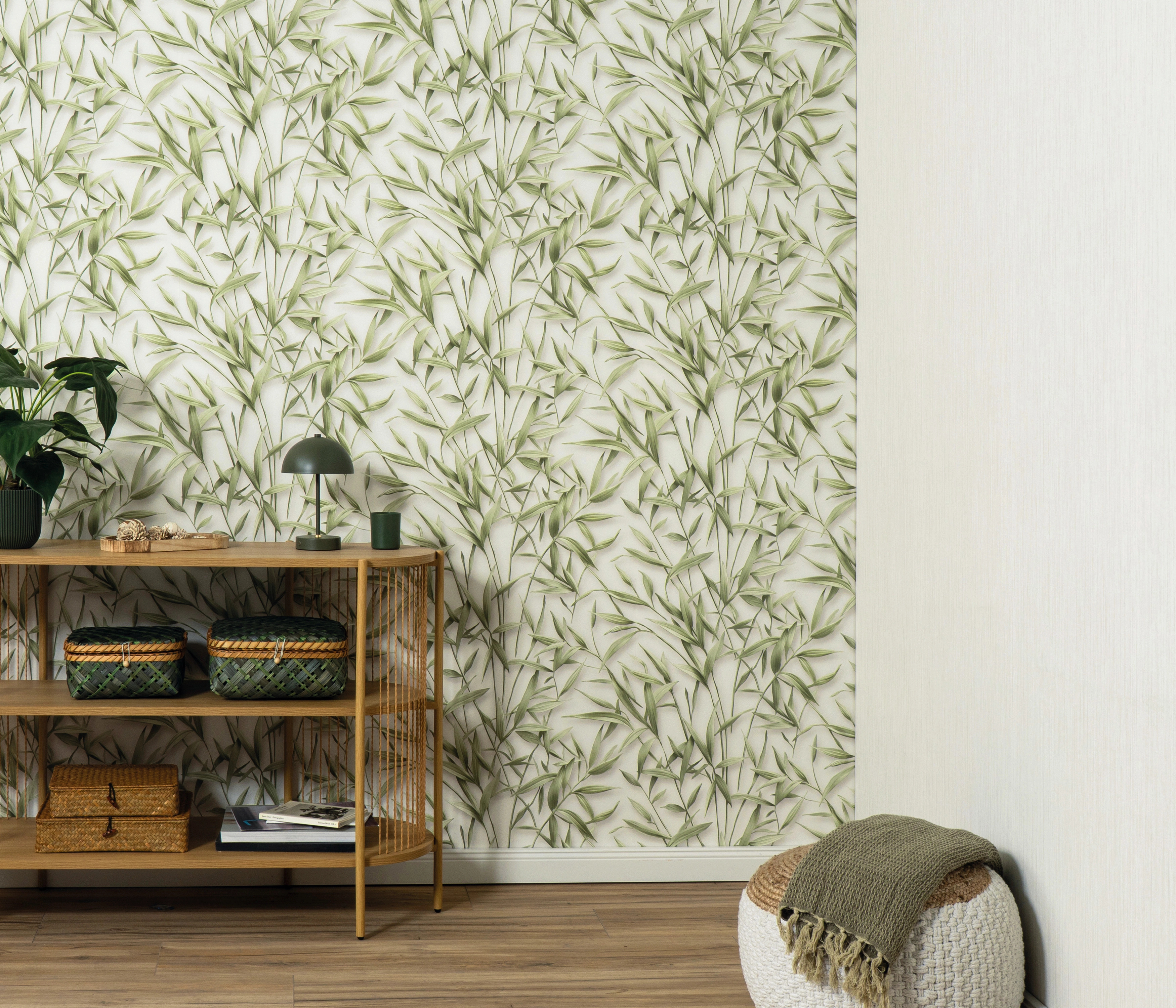 Levél mintás zöld és törtfehér színű enyhén csillogó design tapéta